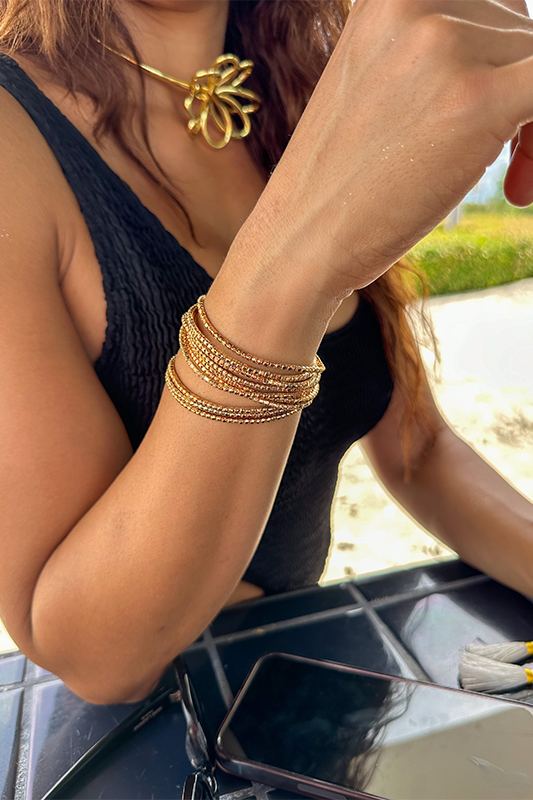 Elastic gold bracelet